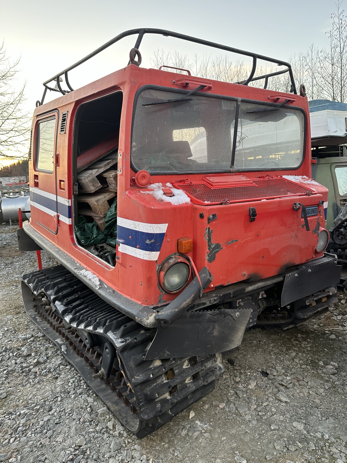 Slitt rød Hägglunds BV206 etter ankomst til Norge.