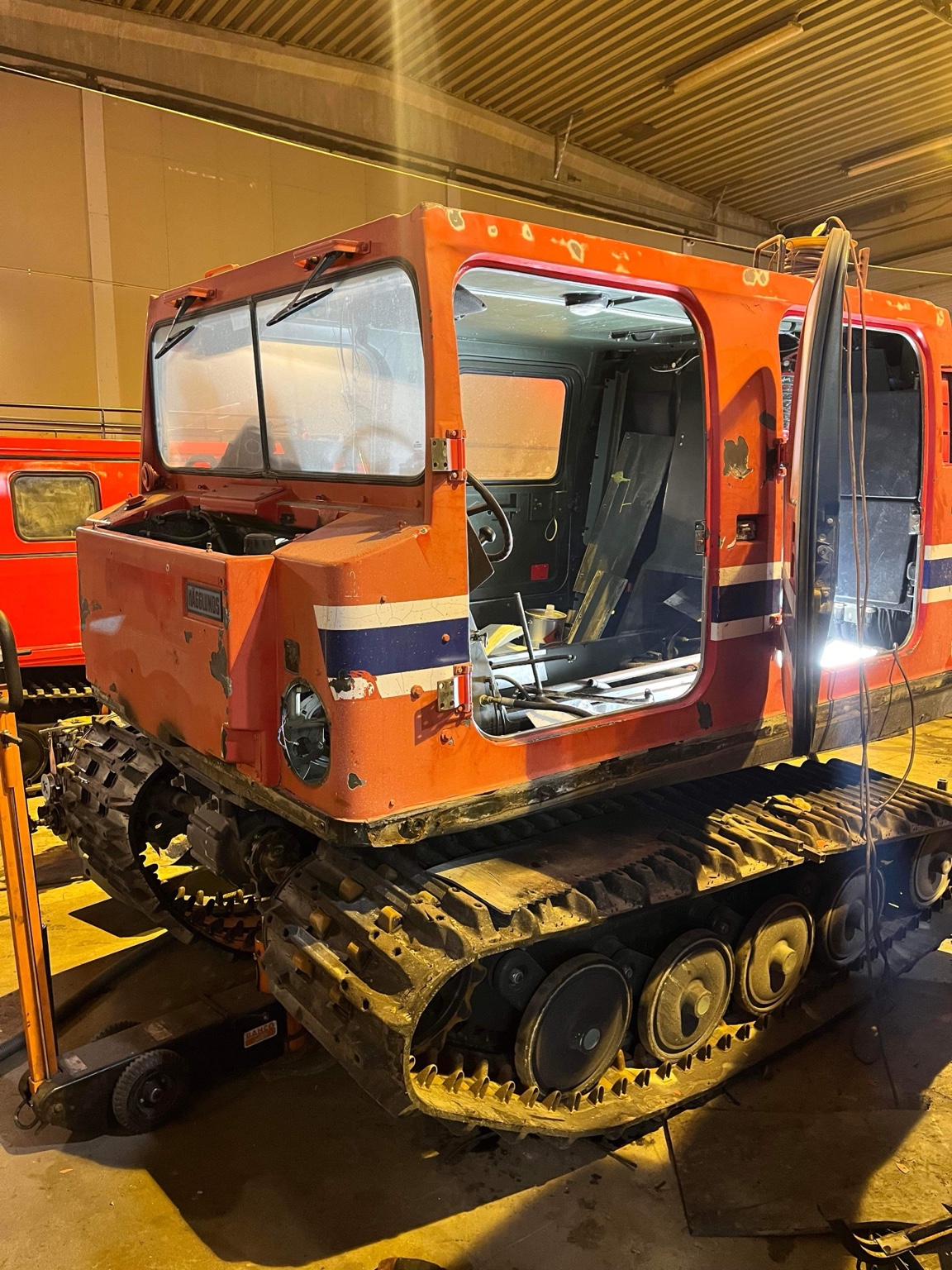Hägglunds BV206 demontert under restaurering i verkstedet.