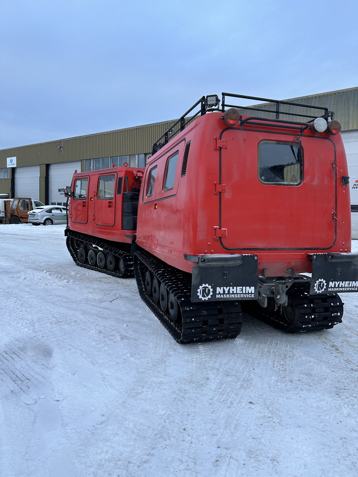 Bakvognen på den røde BV206-en levert til Leirvassbu turisthytte.